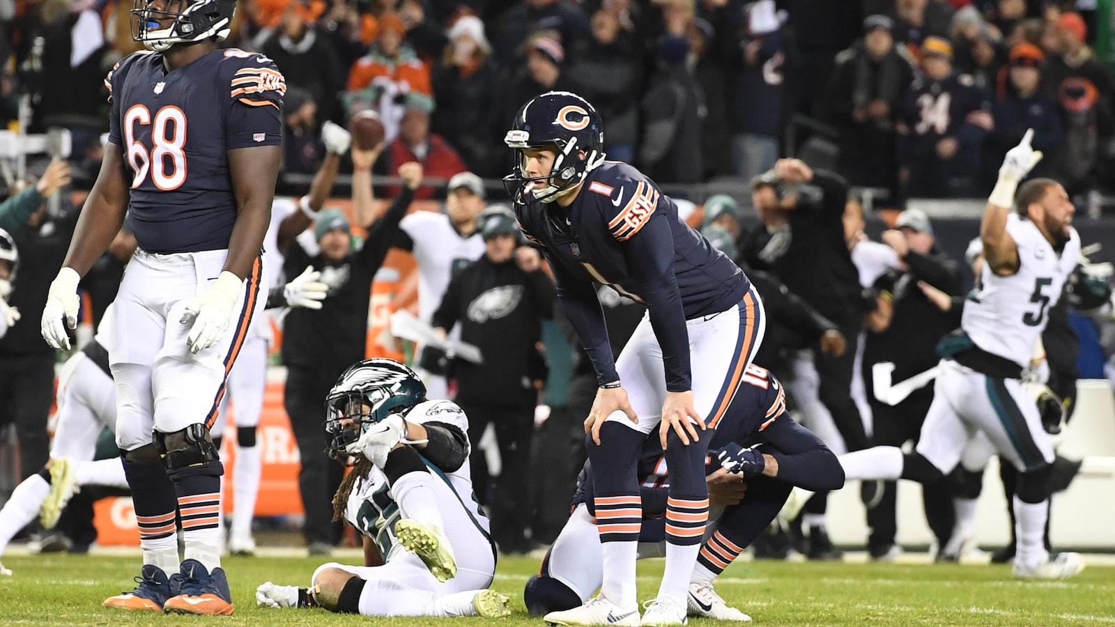 Le botteur des Bears de Chicago Cody Parkey (au centre) constate son échec à la fin du match contre les Eagles de Philadelphie.
