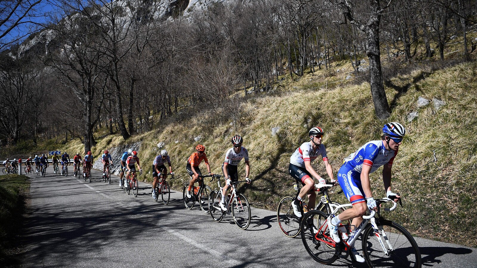 Les cyclistes dans la montée vers le col de Turini