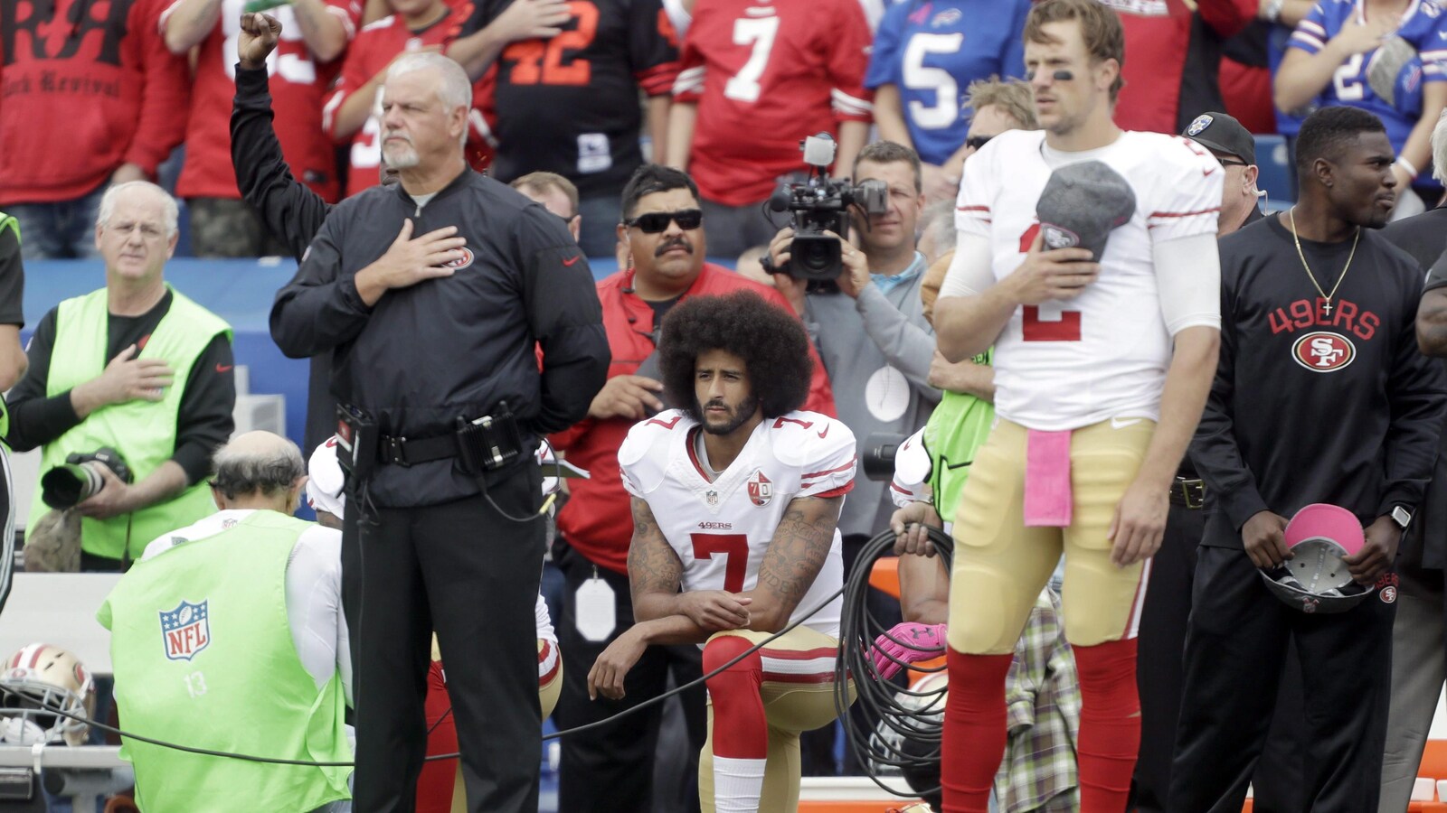 Colin Kaepernick, à genou lors de l'hymne national d'avant-match.
