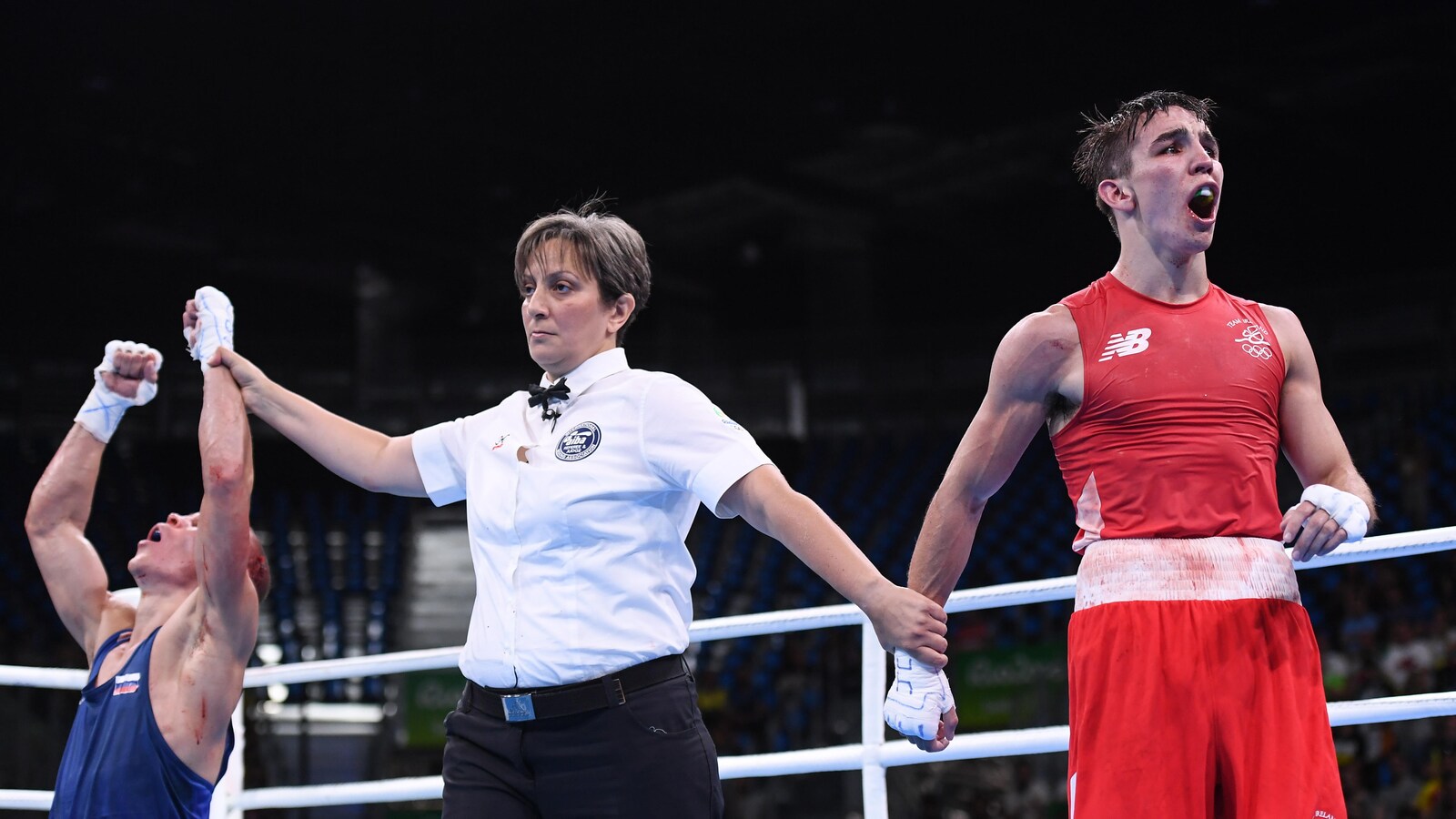 L'arbitre lève le bras du Russe Vladimir Nikitin à la stupéfaction de l'Irlandais Michael Conlan.
