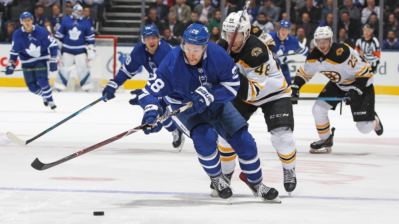 Il contrôle la rondelle lors d'un match contre les Bruins.