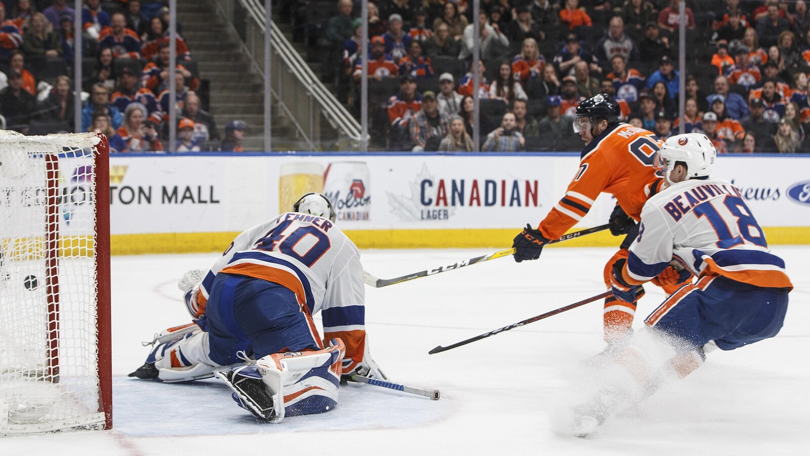 Il déjoue le gardien Robin Lehner du revers.