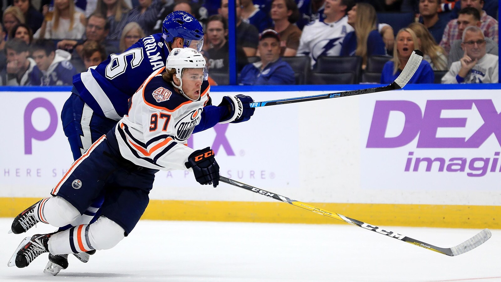 Anton Stralman du Lightning tente d'empêcher Connor McDavid des Oilers de s'emparer de la rondelle.
