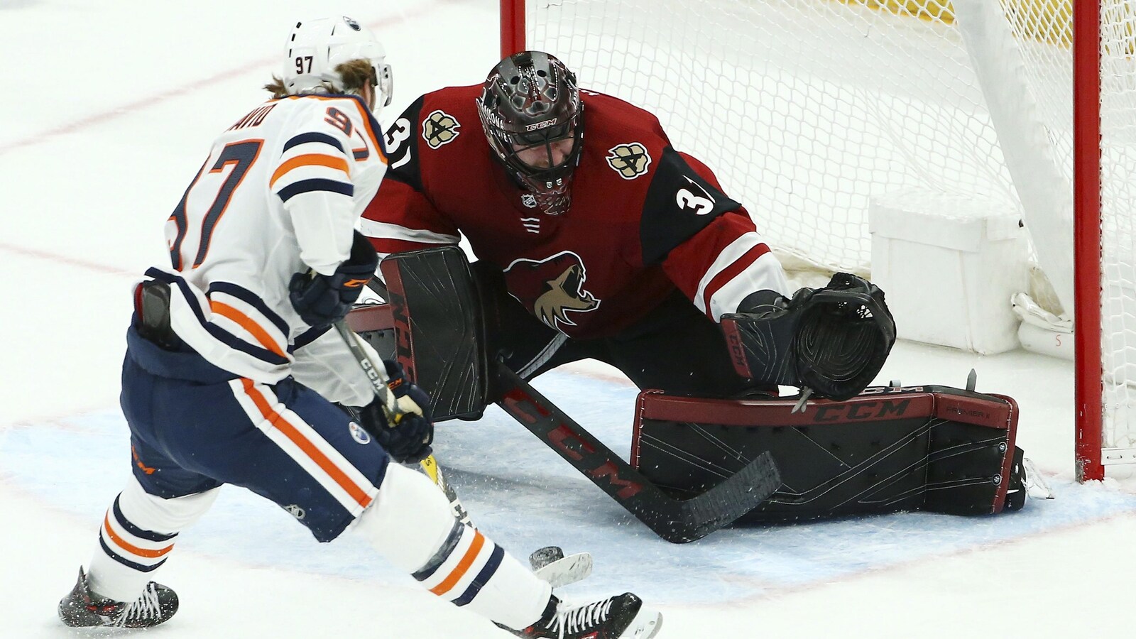 Connor McDavid marque un but contre le gardien Adin Hill.