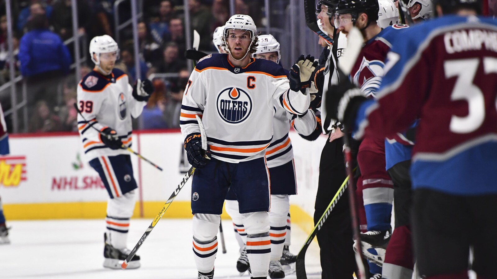 Connor McDavid (au centre)