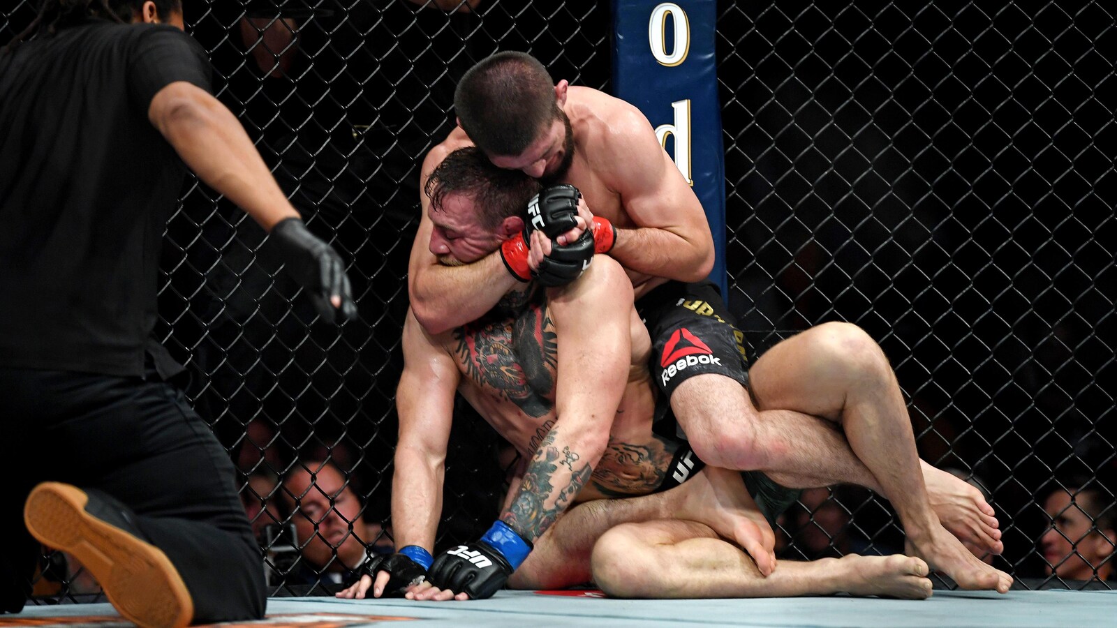 Khabib Nurmagomedov étrangle Conor McGregor à la fin de la quatrième reprise du gala UFC 229.