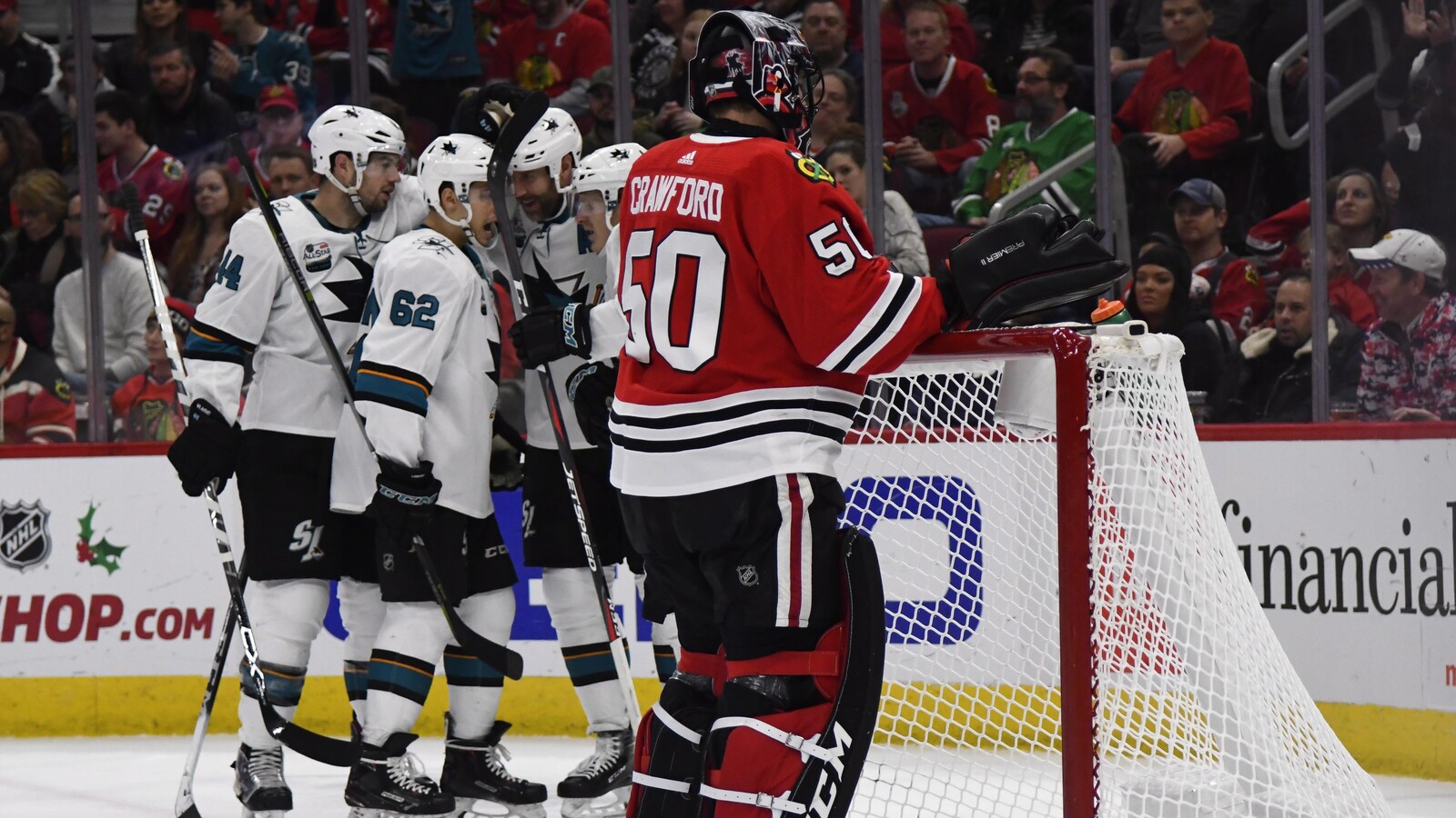 Les Sharks célèbrent un but devant le gardien Corey Crawford.