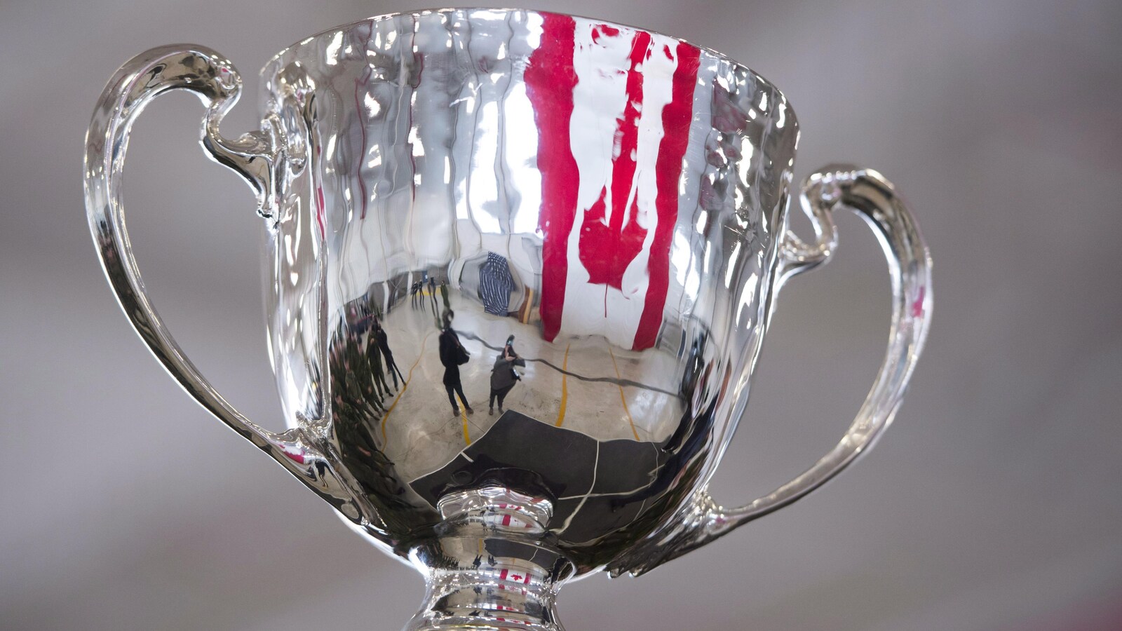 Le drapeau canadien en reflet sur la coupe Grey