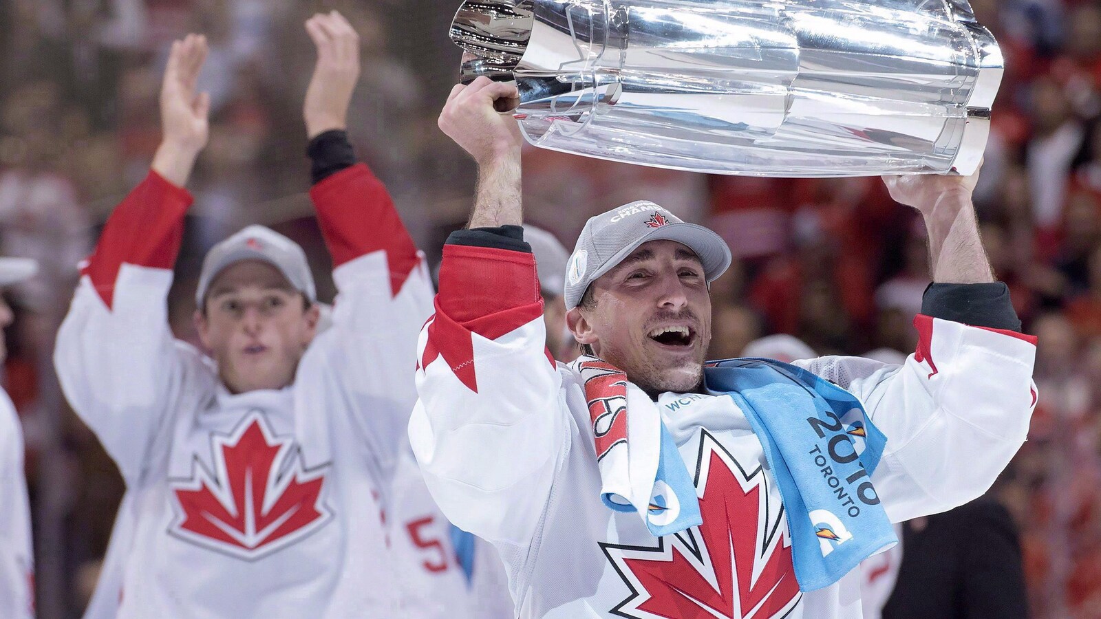 Brad Marchand soulève la coupe du monde devant son compatriote Jonathan Toews en 2016