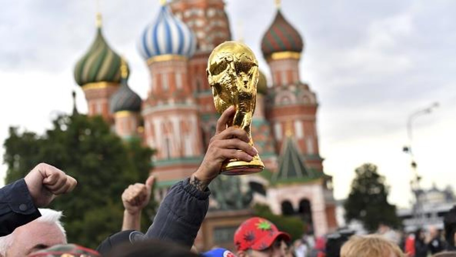 Ils lèvent une réplique de la coupe.