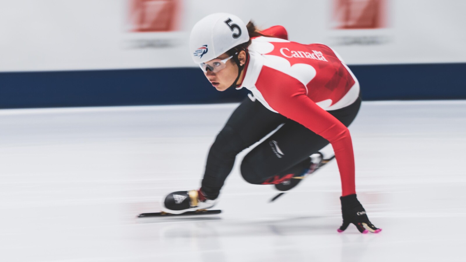 La patineuse de vitesse Courtney Sarault en pleine action sur la glace