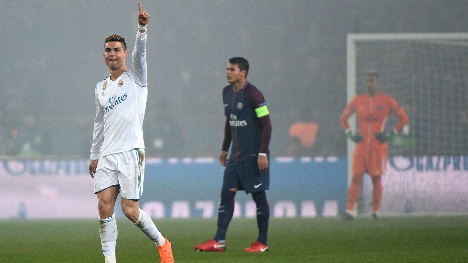 Cristiano Ronaldo (à gauche)