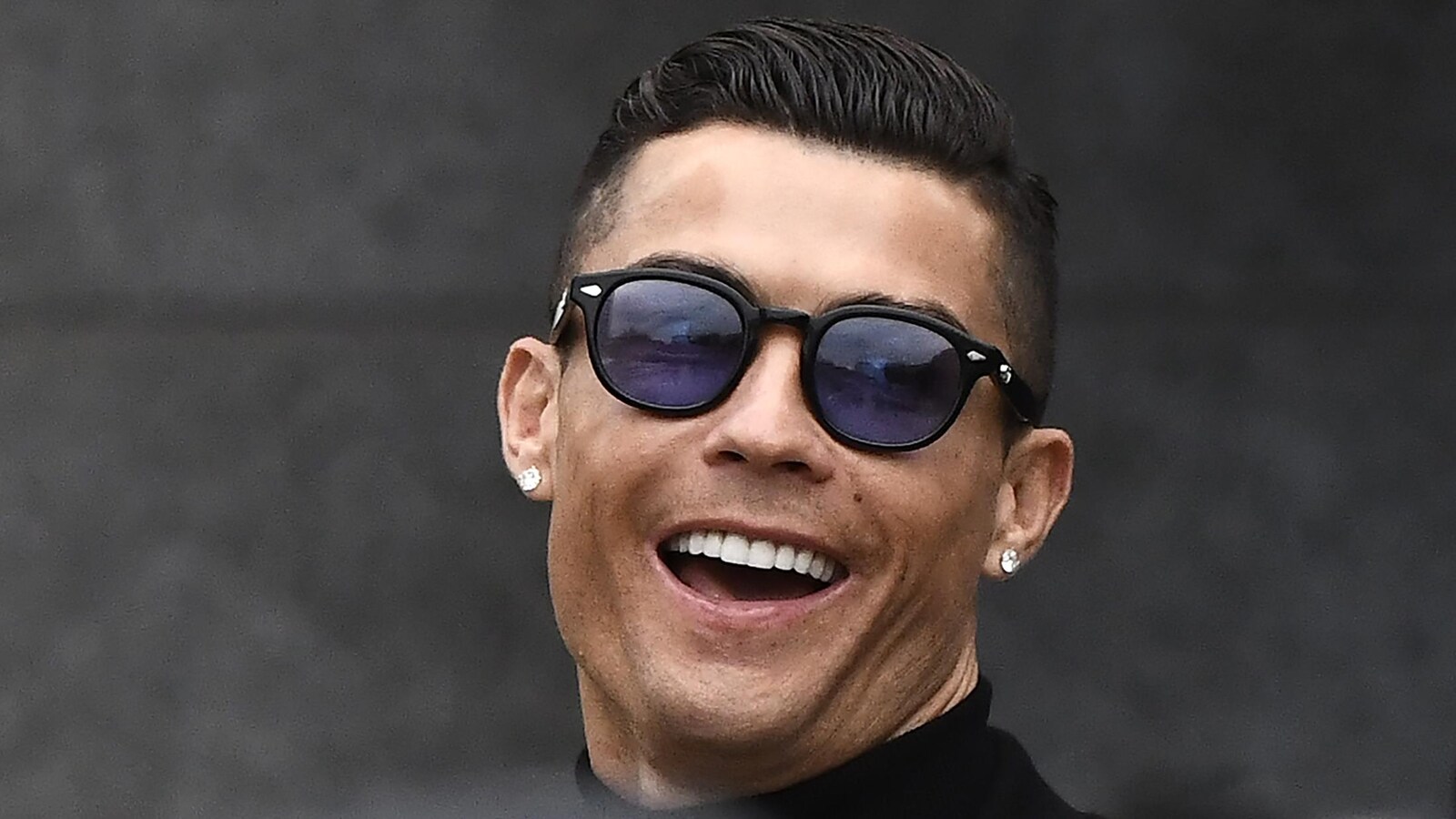 L'attaquant de la Juventus de Turin rit en quittant le tribunal de Madrid.