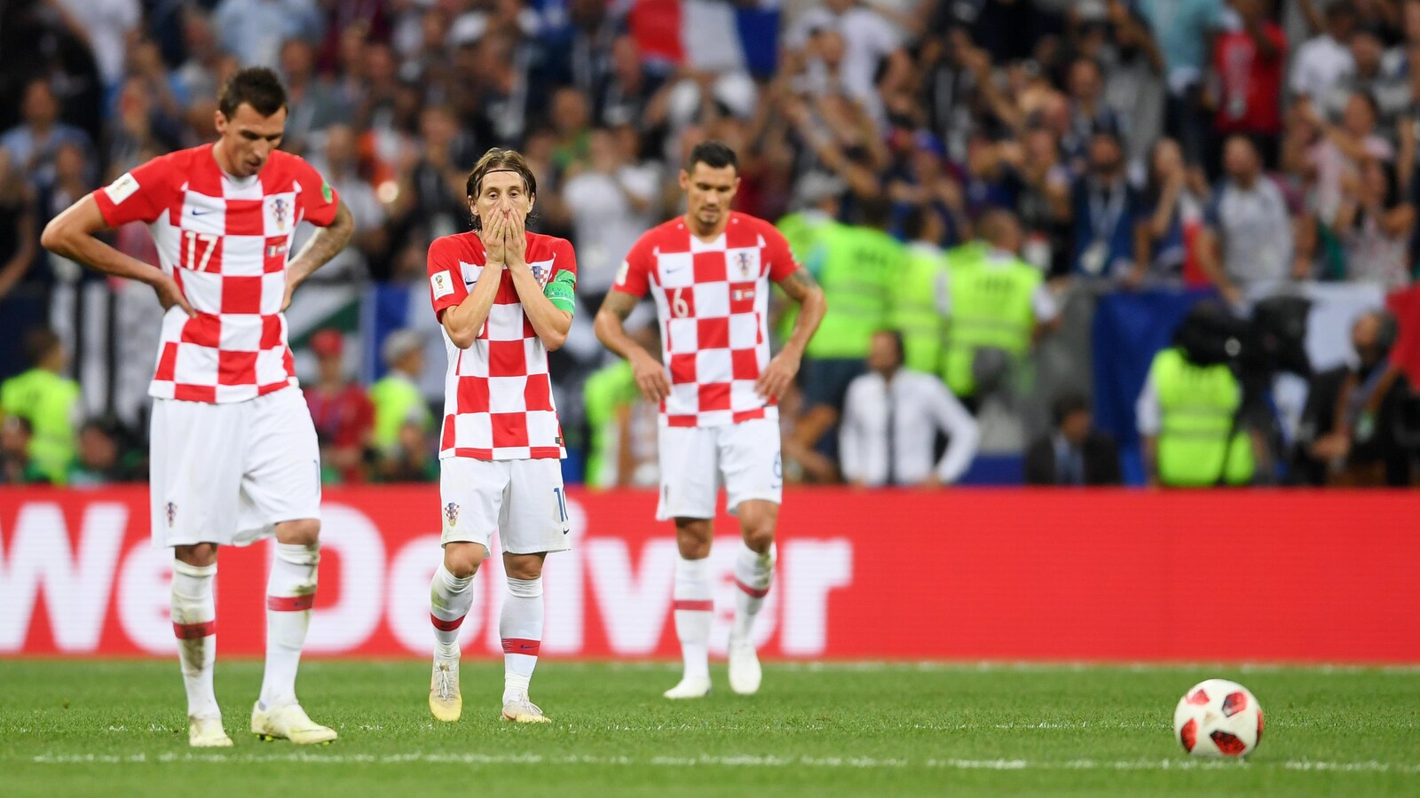 Les Croates Mario Mandzukic, Luka Modric et Dejan Lovren après la défaite contre la France en finale du Mondial 2018.