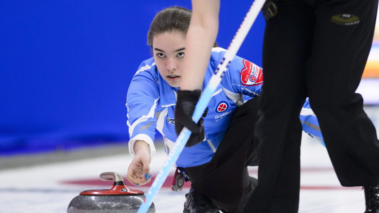 Emilia Gagne, d'Équipe Québec, lance une pierre au cours de son match contre le Nunavut au Tournoi des cœurs à Penticton, en Colombie-Britannique.