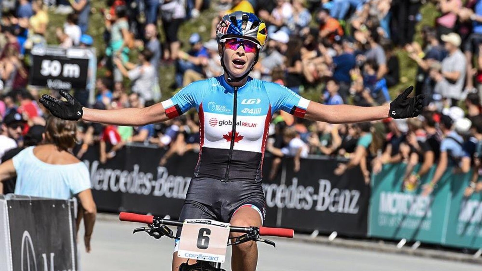 La cycliste canadienne Emily Batty franchit le fil d'arrivée aux Mondiaux de 2018.