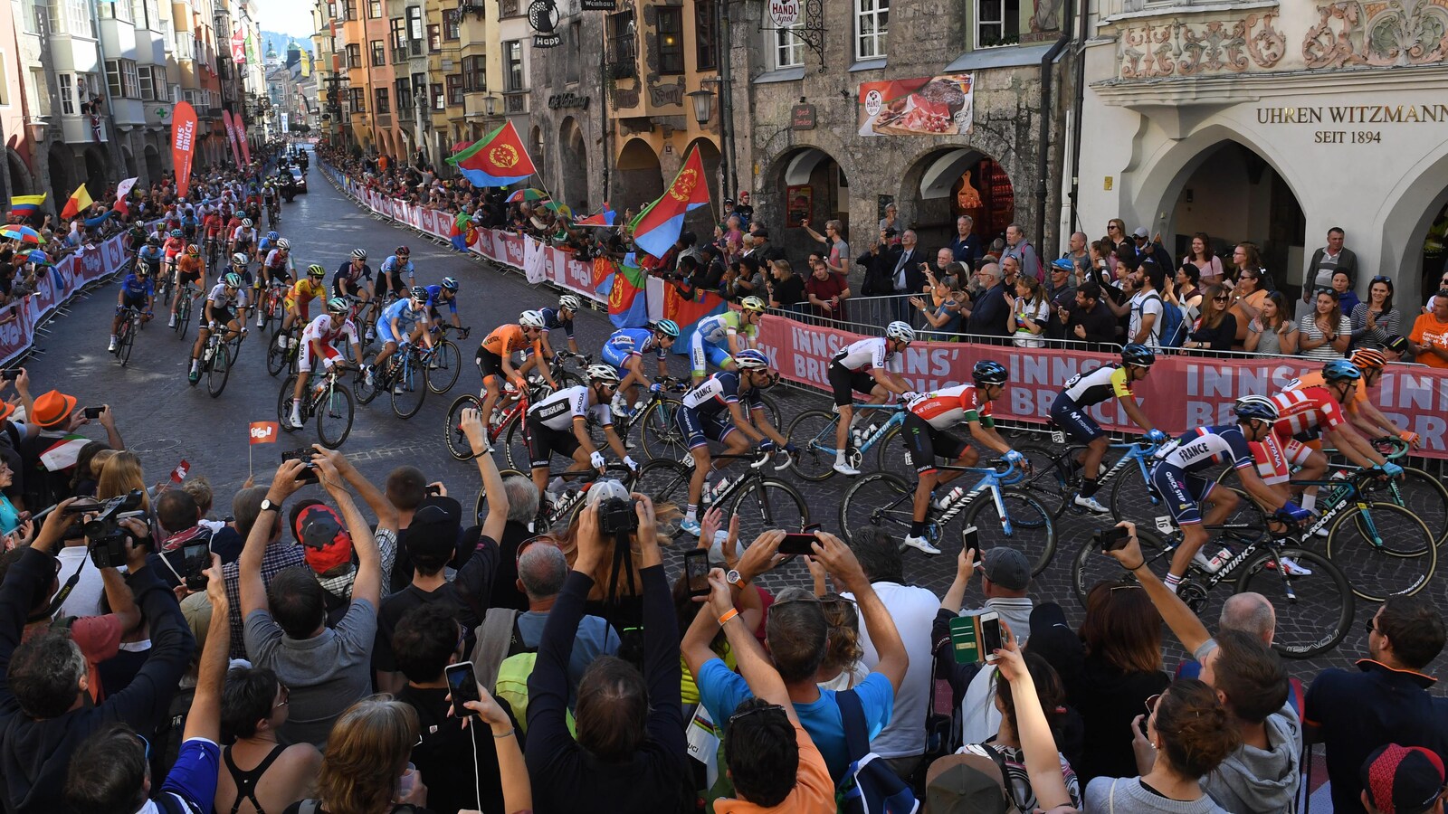 Des coureurs dans la ville d'Innsbruck, où les attendent de nombreux spectateurs