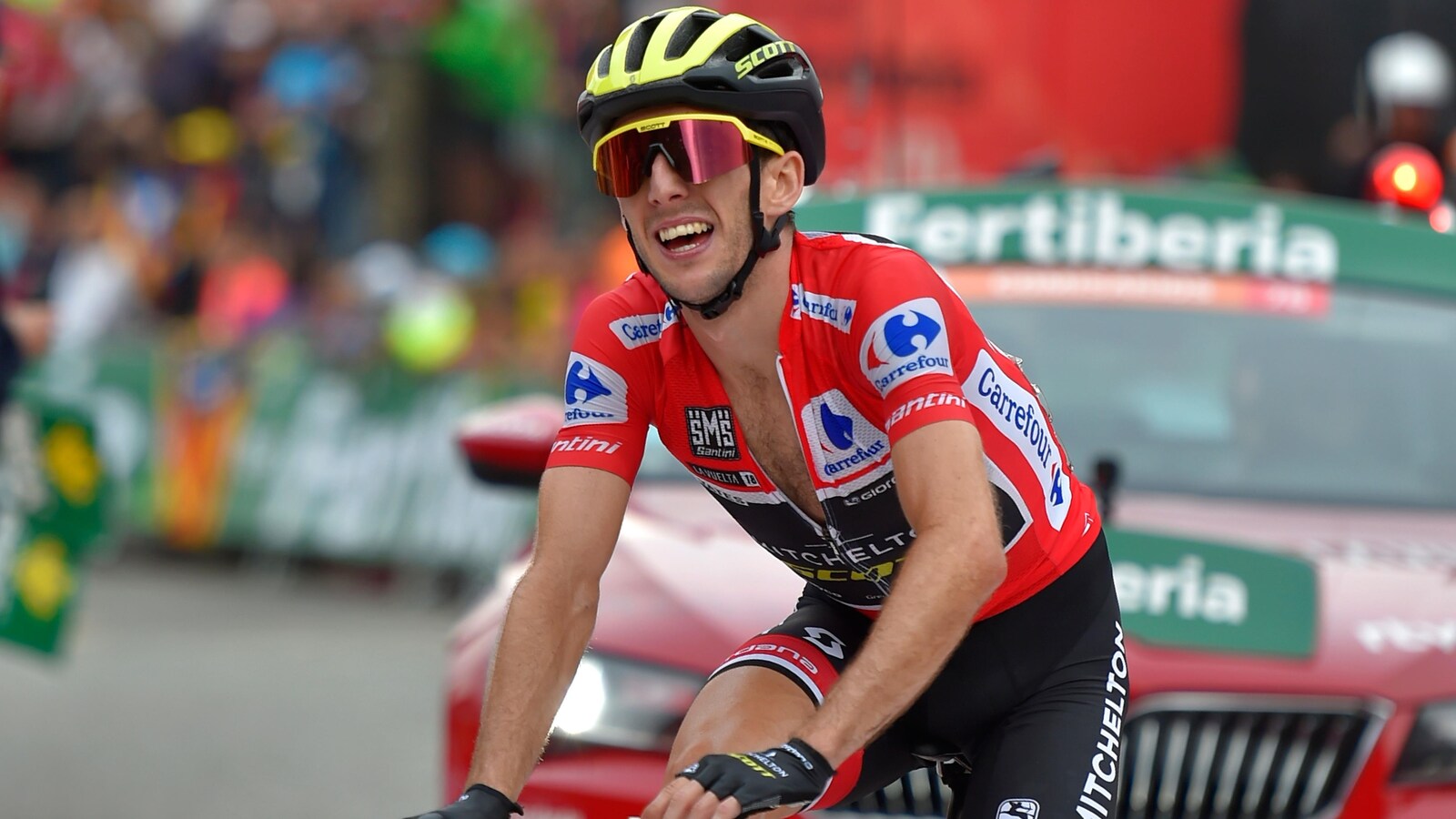 Le Britannique Simon Yates franchit le fil d'arrivée de la 20e étape du Tour d'Espagne.