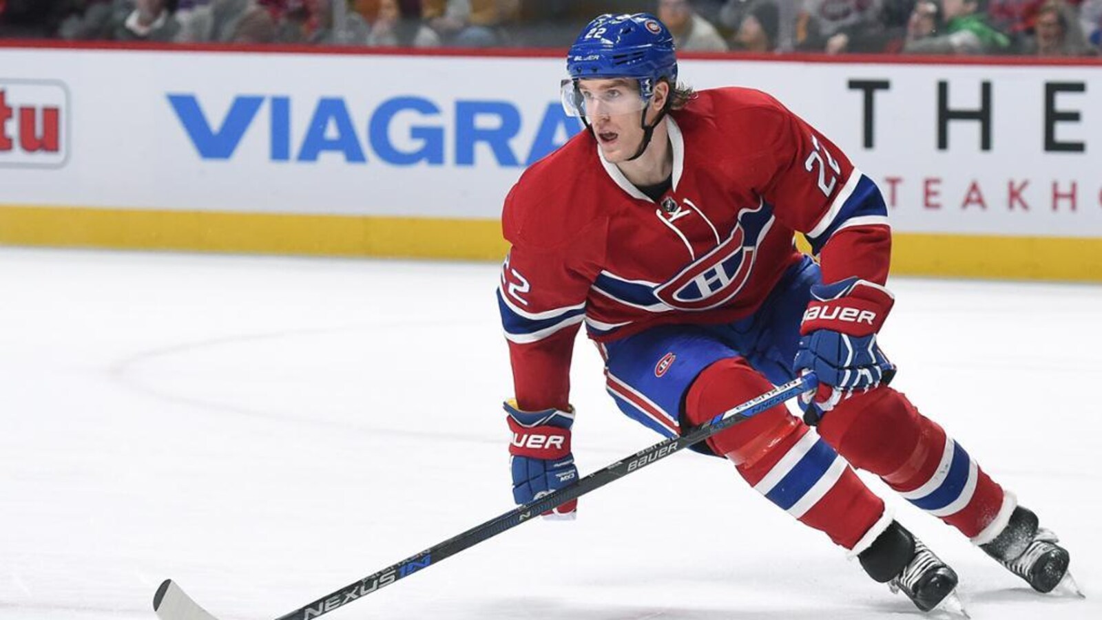 Il effectue un virage sur la glace