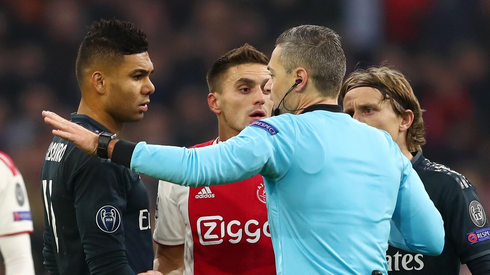 L'arbitre Damir Skomina (à droite) s'entretient avec les joueurs du Real Madrid et de l'Ajax.