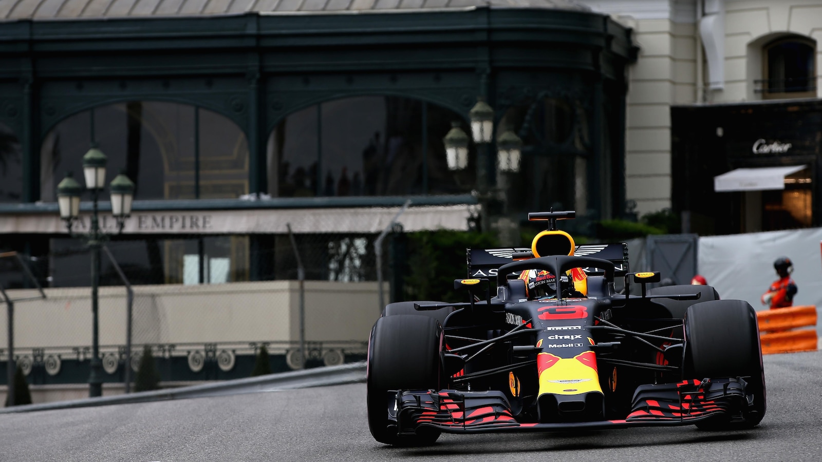 Daniel Ricciardo dans la Red Bull dans les rues de Monte-Carlo