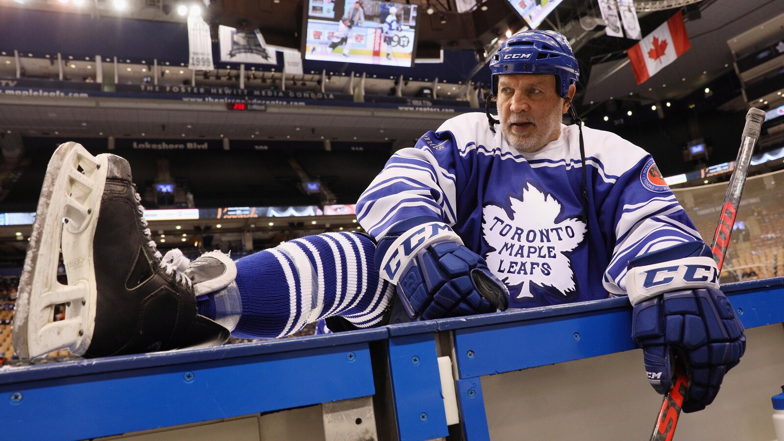 Dave «Tiger» Williams s'étire au banc avant un match des anciens pour les Maple Leafs de Toronto.