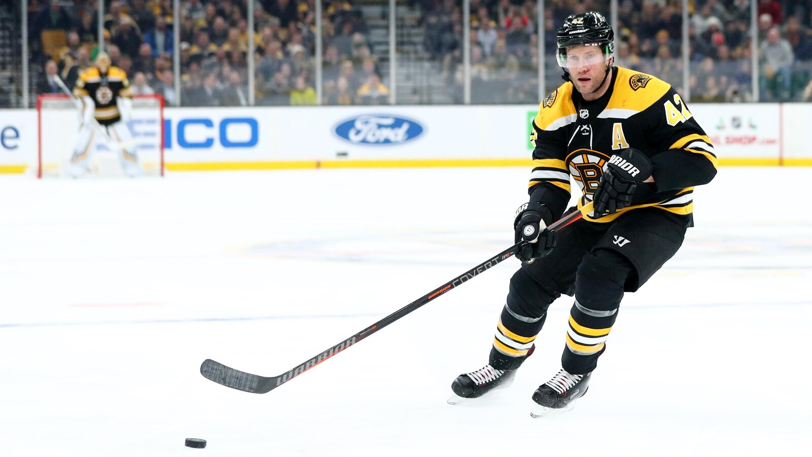 David Backes en possession de la rondelle
