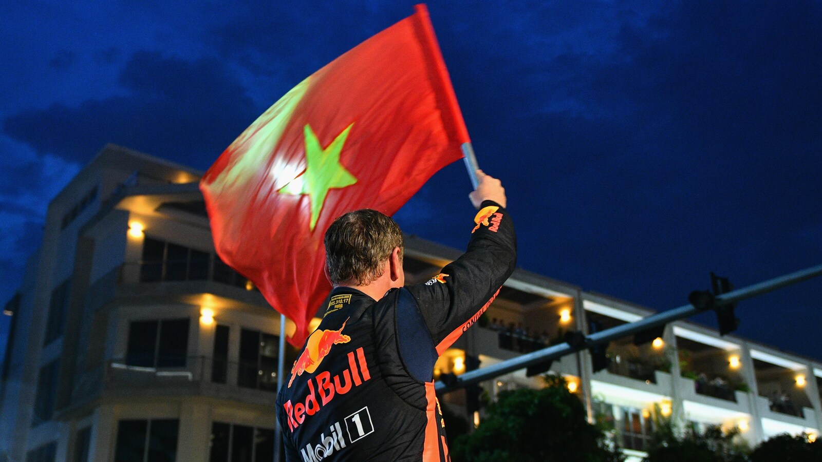 Le pilote David Coulthard brandit le drapeau vietnamien dans les rues de Hô Chi Minh-Ville en mai 2018.