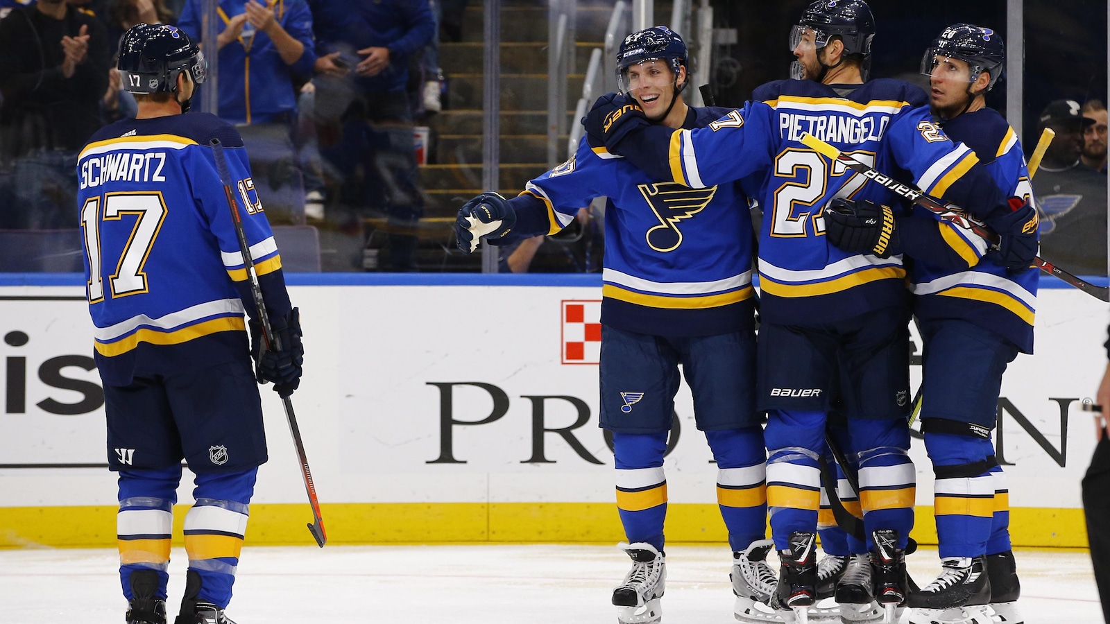 David Perron (au centre) est félicité par Jaden Schwartz (17), Alex Pietrangelo (27) et Alexander Steen (à droite)