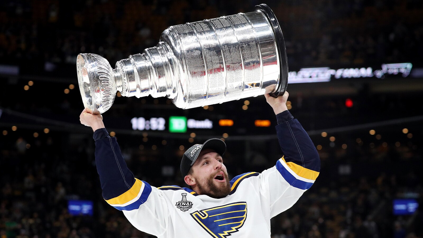 David Perron soulève la coupe Stanley.