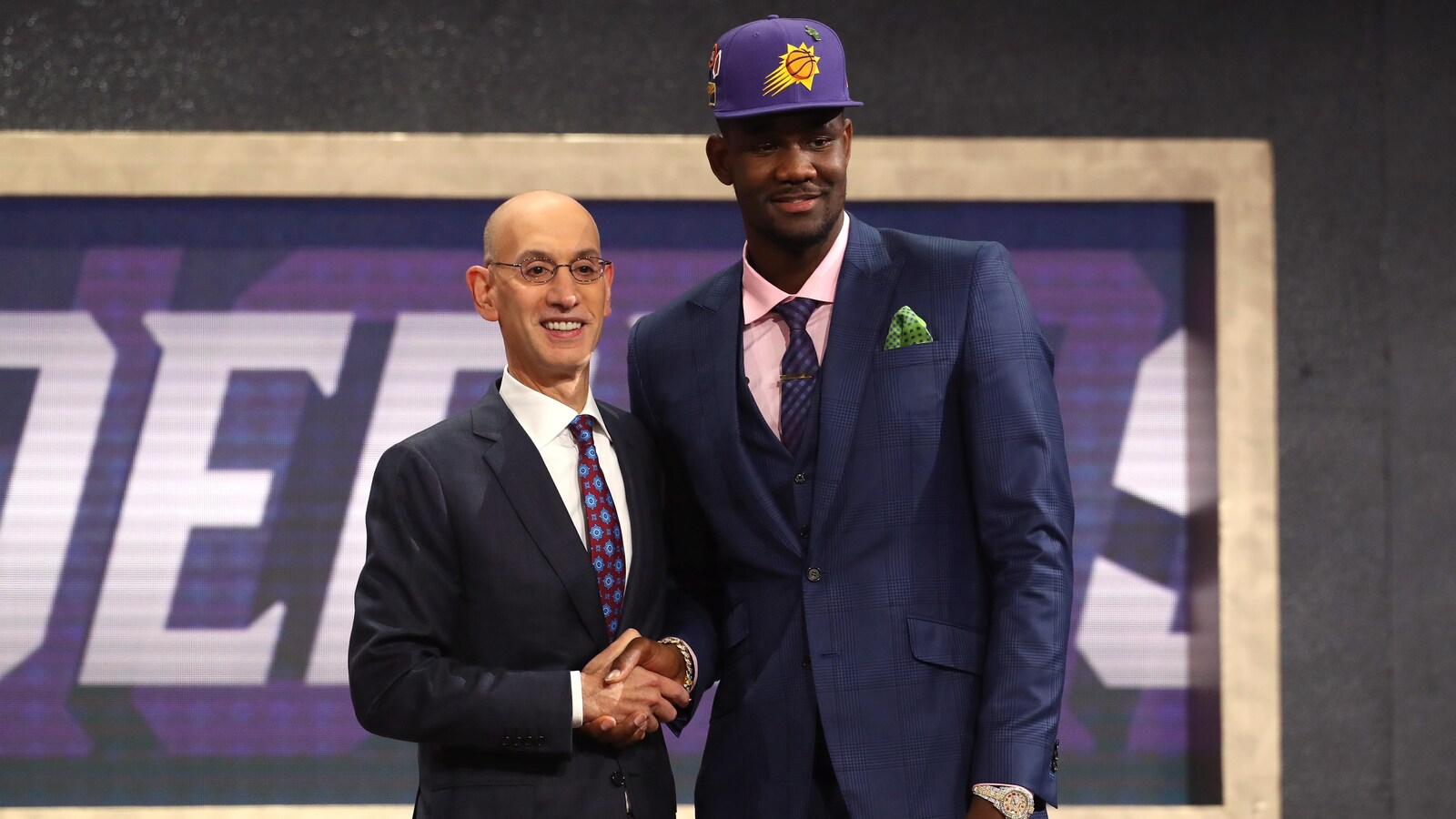 Deandre Ayton pose avec le commissaire Adam Silver après avoir été repêché par les Suns de Phoenix.