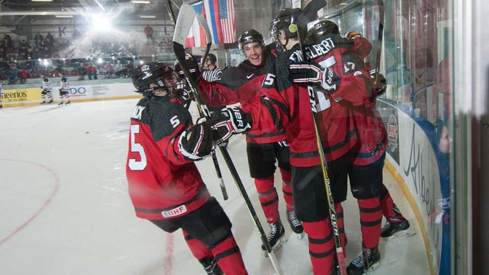 Les joueurs de l'Équipe Canada-Est célèbrent dans le coin de la patinoire après avoir marqué un but.