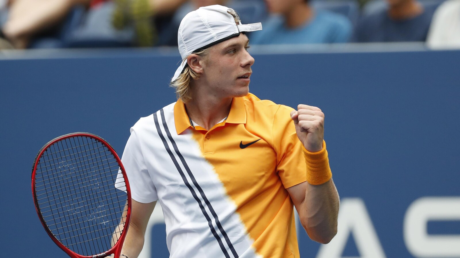 Denis Shapovalov célèbre un point remporté