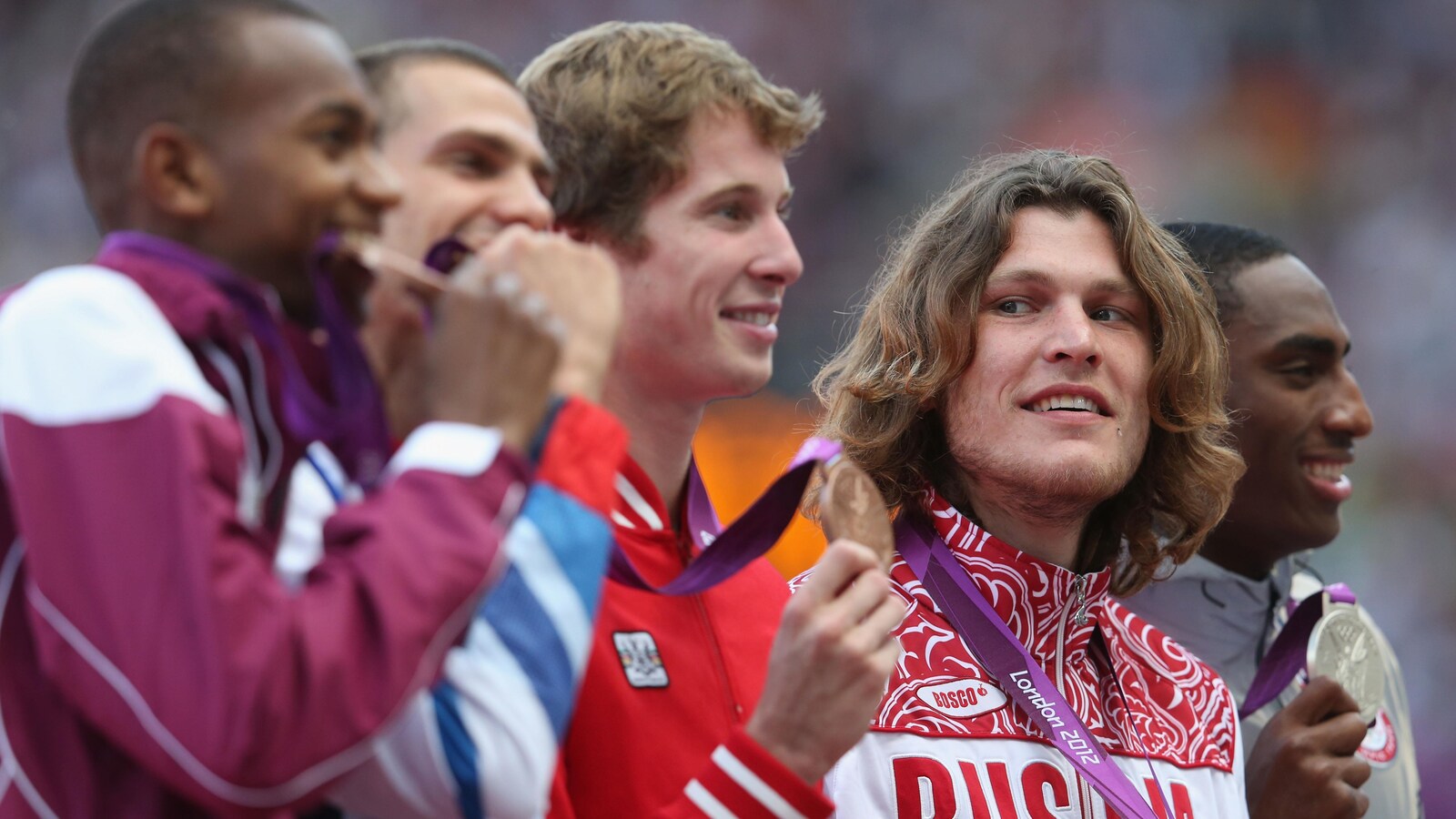 Derek Drouin (au centre) et Ivan Ukhov (cheveux longs) aux JO de 2012