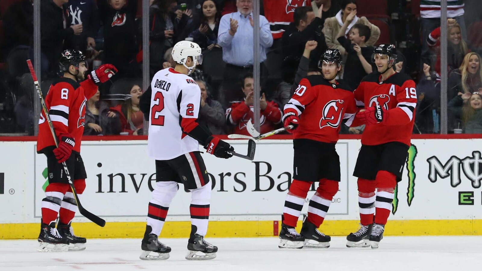 Les joueurs des Devils célèbrent un but face aux Sénateurs.