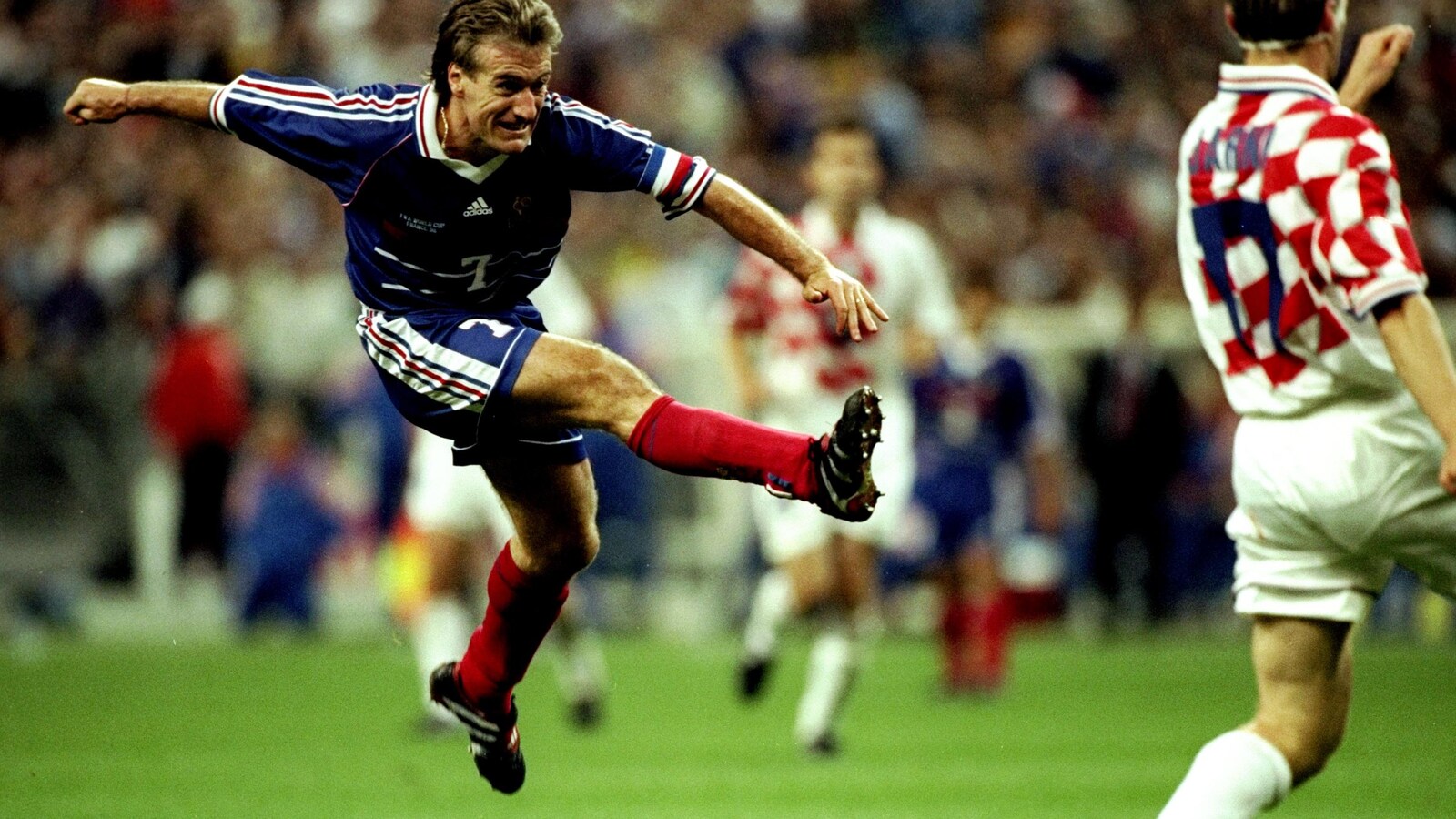 Didier Deschamps tire au but dans la demi-finale France-Croatie, le 8 juillet 1998.