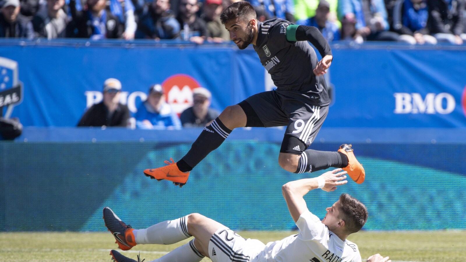 Diego Rossi, du Los Angeles FC, saute par-dessus Jukka Raitala.
