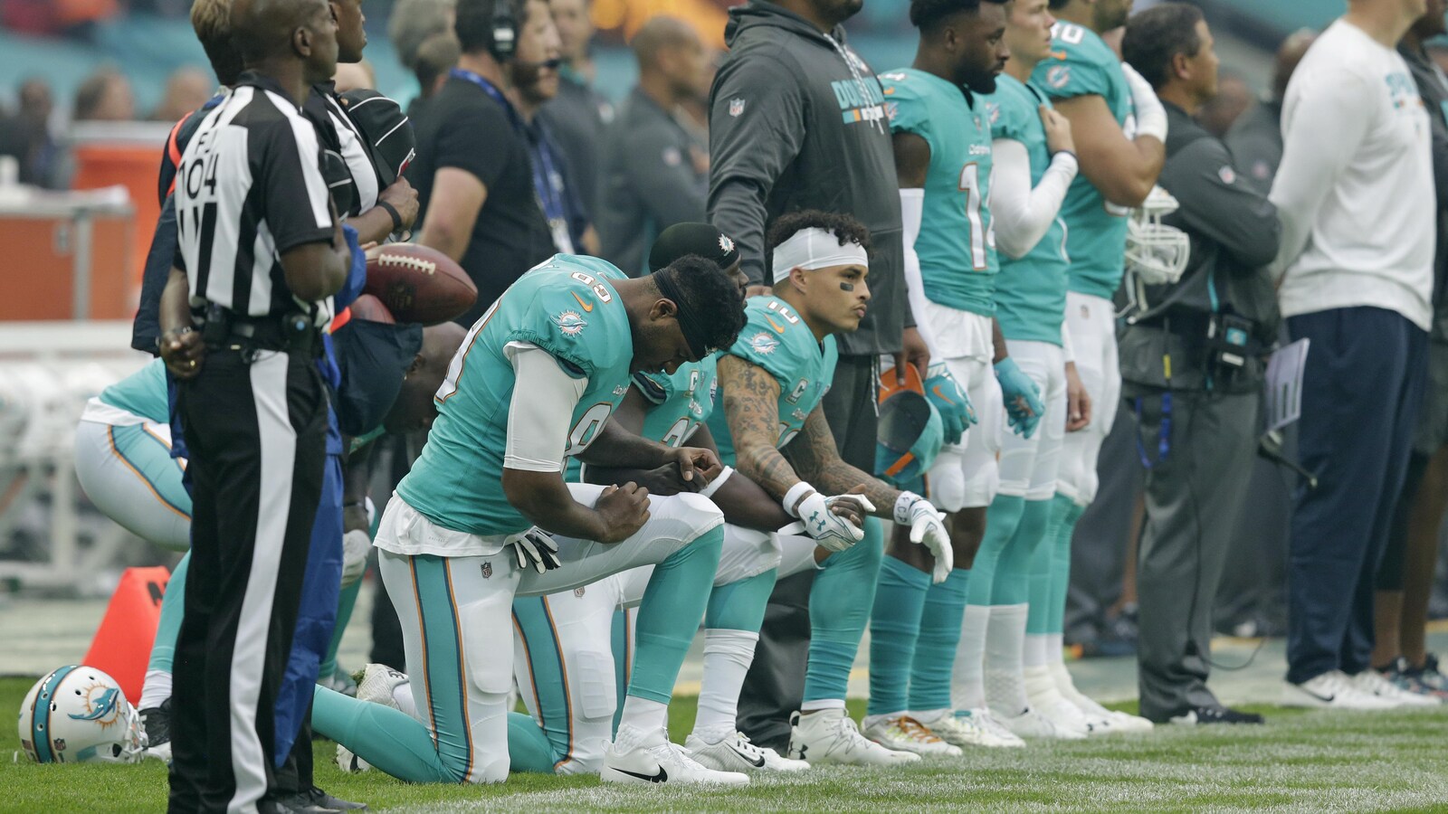 Les joueurs des Dolphins de Miami pendant l'hymne national