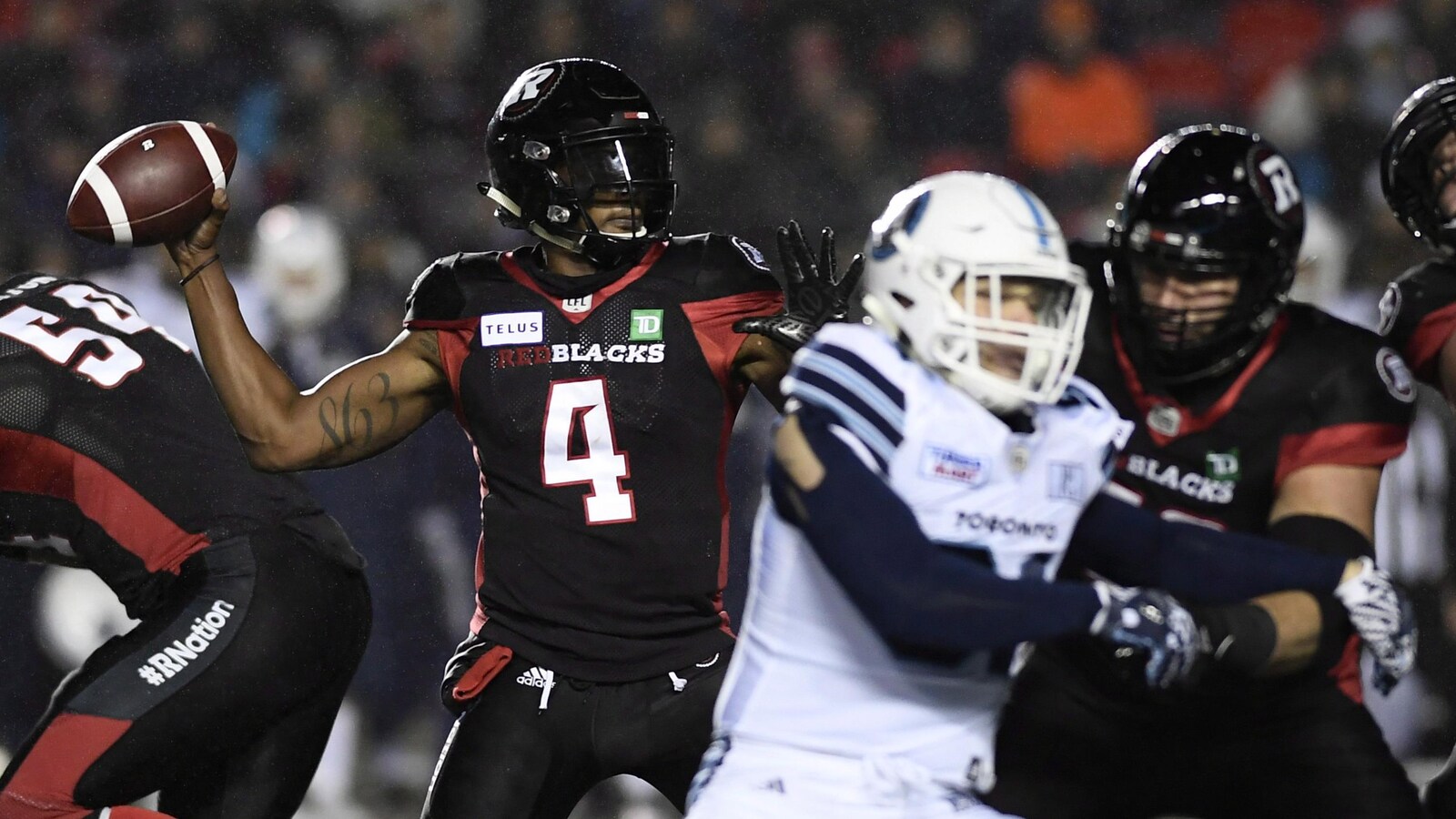 Le quart du Rouge et Noir d'Ottawa Dominique Davis en action contre les Argonauts