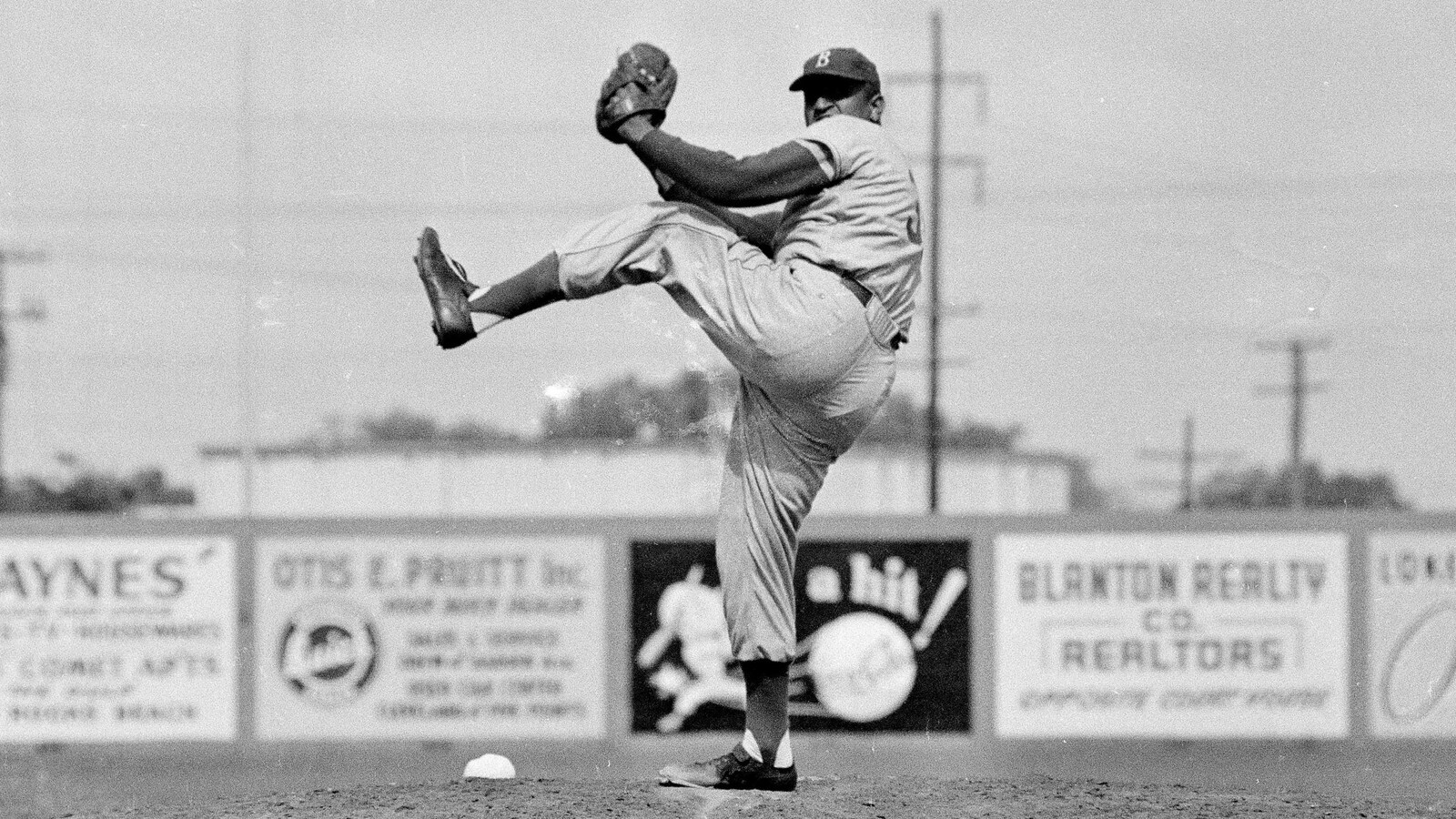 Don Newcombe dans l'uniforme des Dodgers de Brooklyn