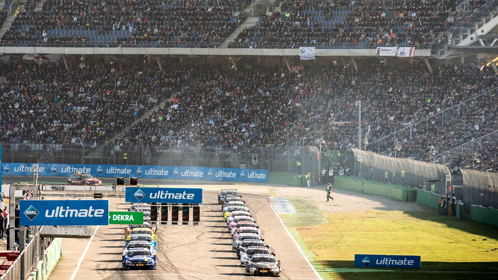 Le départ d'une course de la série DTM devant des gradins bien remplis au circuit d'Hockenheim
