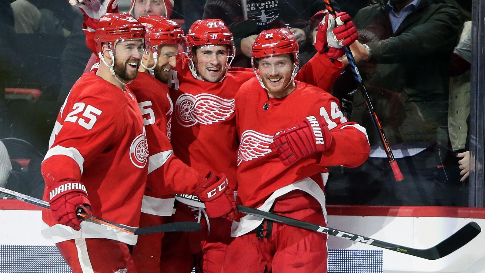 Mike Green (25), Niklas Kronwall (55) et Gustav Nyquist (14) entourent Dylan Larkin qui a inscrit son 12e but.