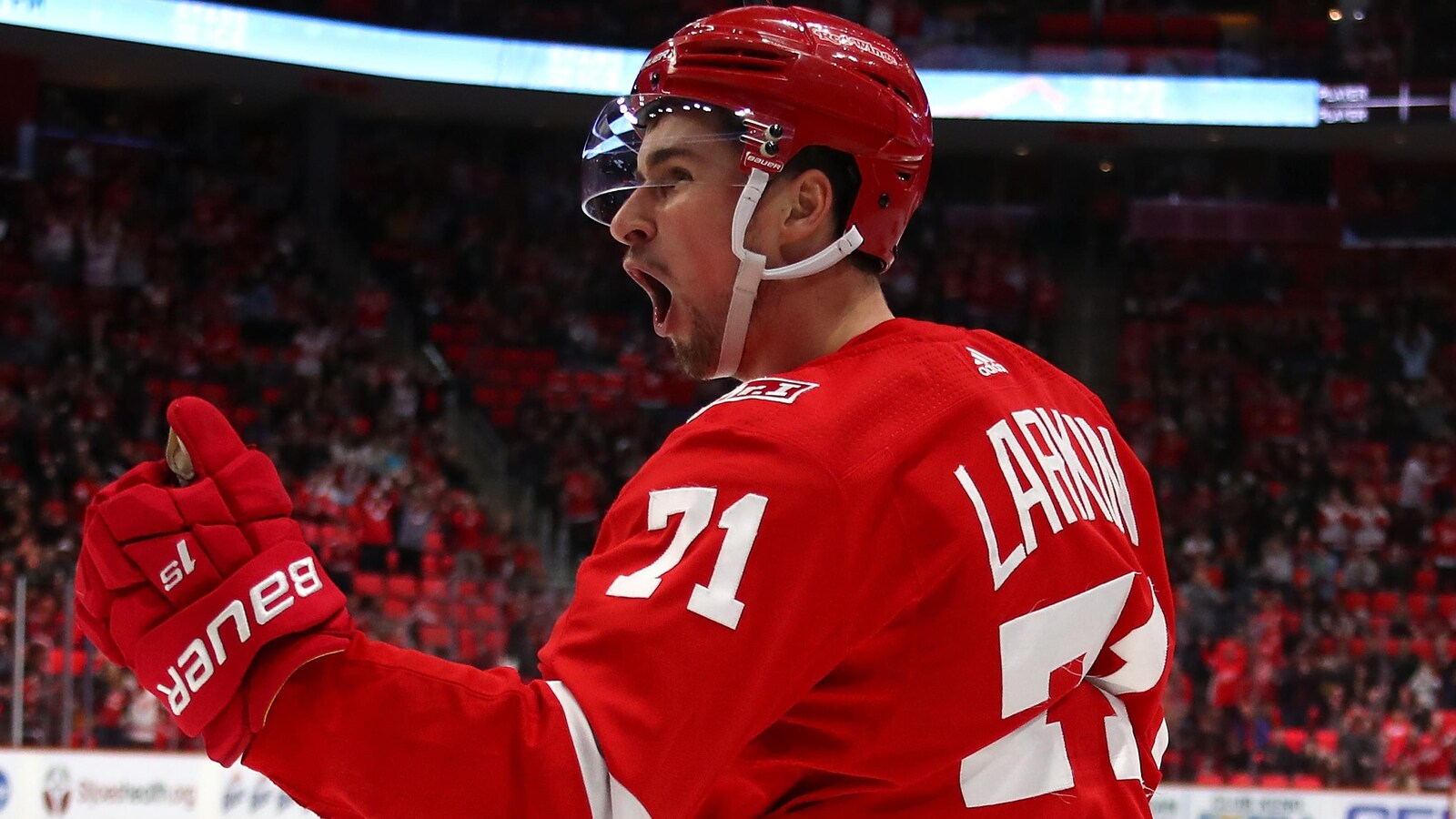 Dylan Larkin célèbre un but.