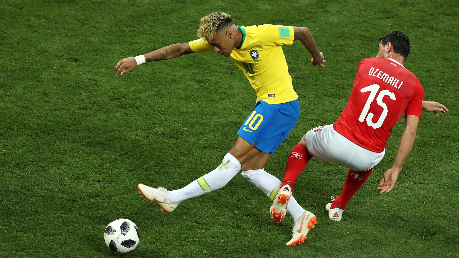 Le Brésilien Neymar est taclé par le Suisse Blerim Dzemaili.