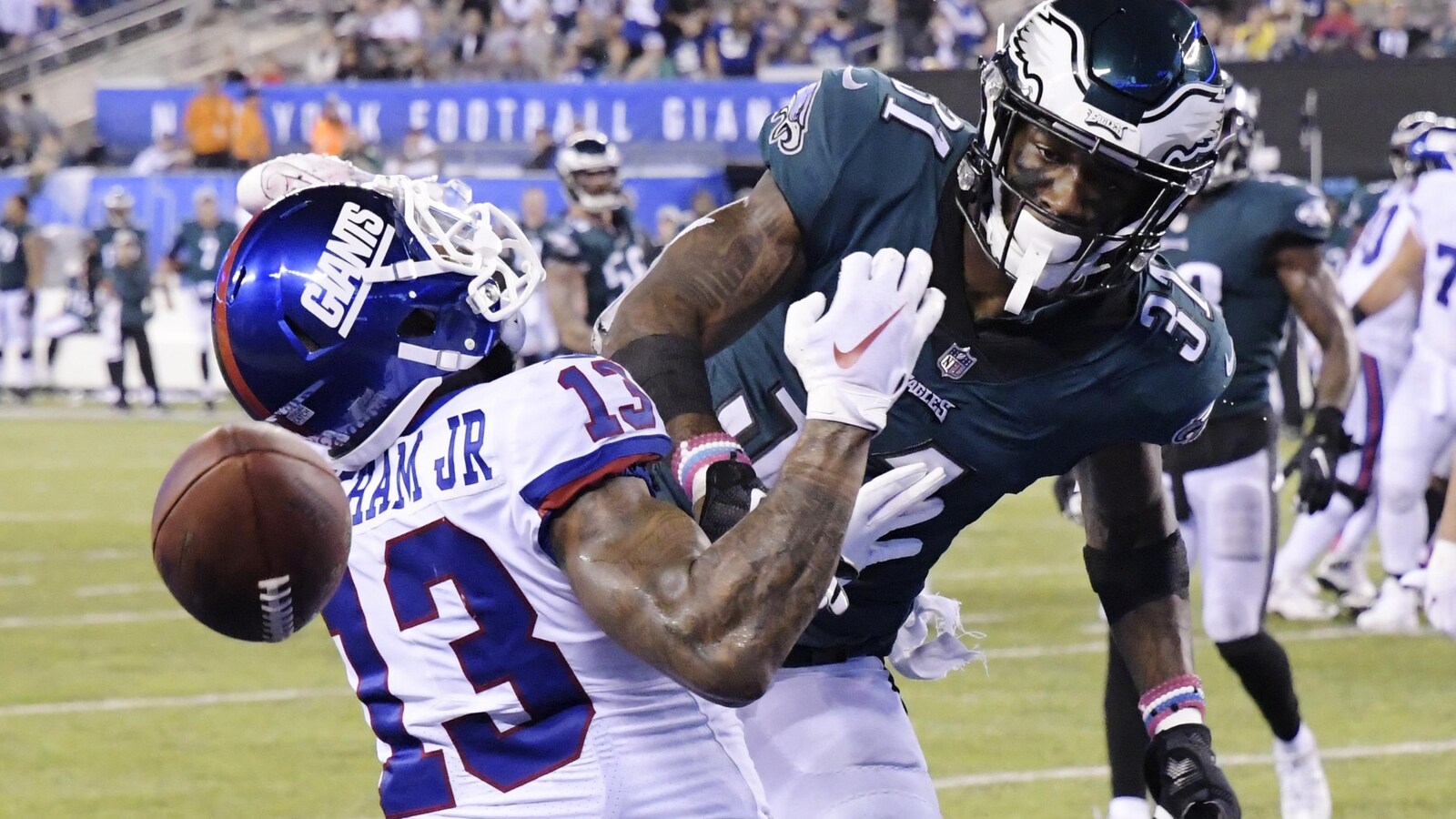 Le joueur des Eagles empêche celui des Giants de saisir la passe que lui destinait Eli Manning.
