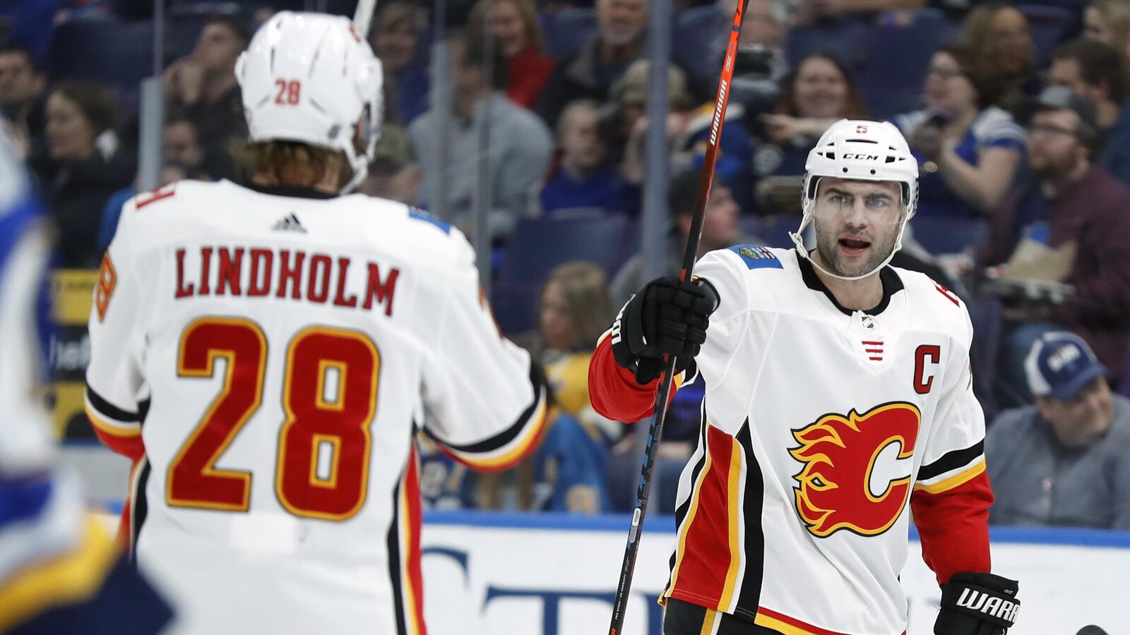 Elias Lindholm et Mark Giordano