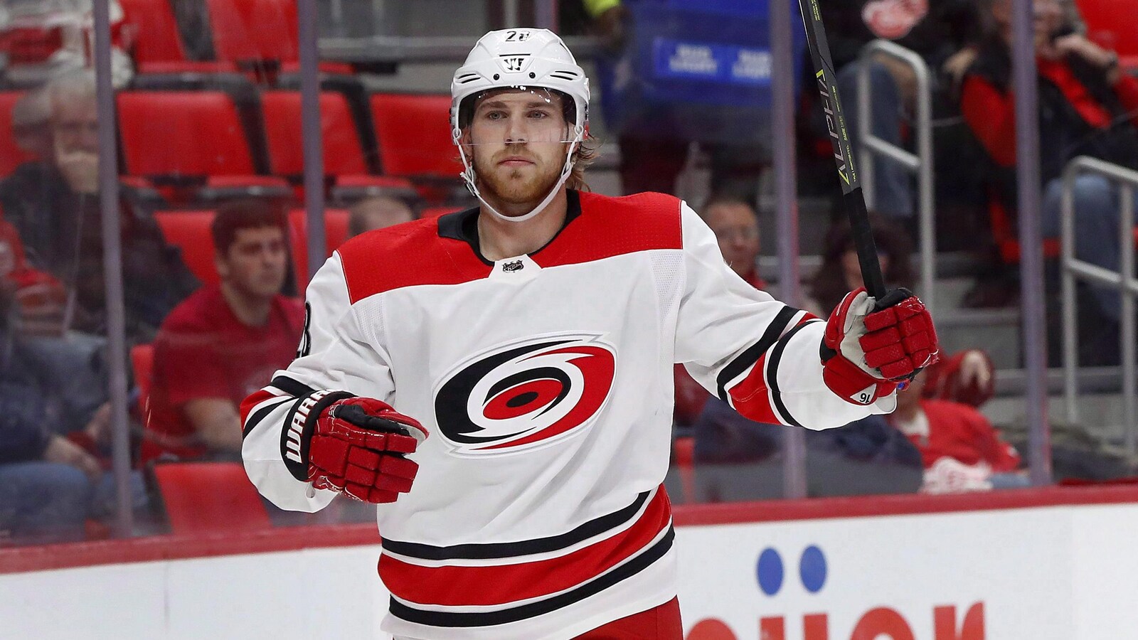 Elias Lindholm dans l'uniforme des Hurricanes