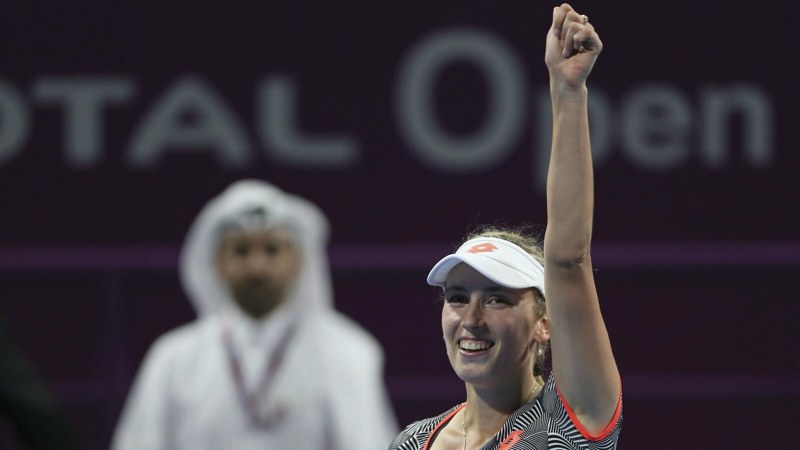 Elise Mertens lève le poing en signe de victoire.