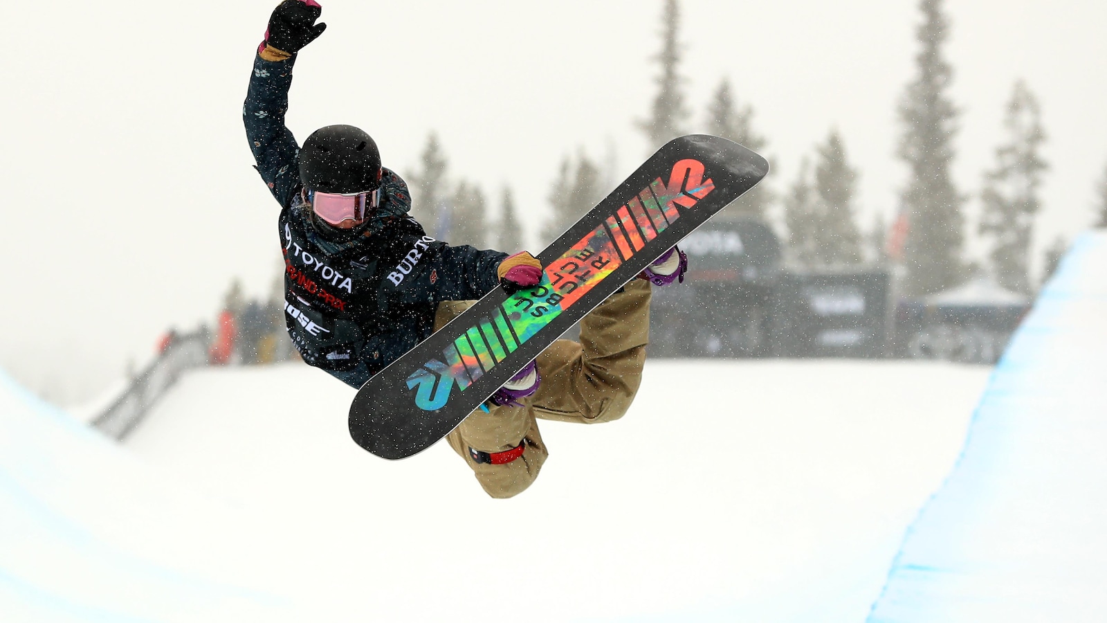 COPPER MOUNTAIN, CO - DECEMBER 07: Elizabeth Hosking of Canada competes in a qualifying round of the FIS Snowboard World Cup 2018 Ladies' Snowboard Halfpipe during the Toyota U.S. Grand Prix on December 7, 2017 in Copper Mountain, Colorado. (Photo by Sean M. Haffey/Getty Images)
