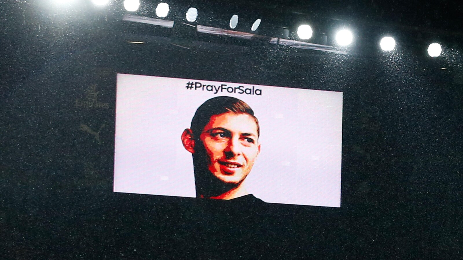Une photo d'Emiliano Sala projetée sur un écran géant à Cardiff